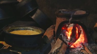 Yanan ateşi bir pota Isıtma