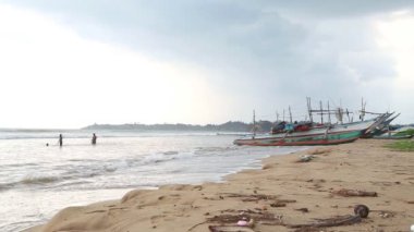 Weligama plaj insanlarla dalga zevk görünümü