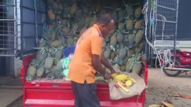 Adam bir ananas Dilimleme