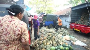 Yerel satıcı yükleme saklardı