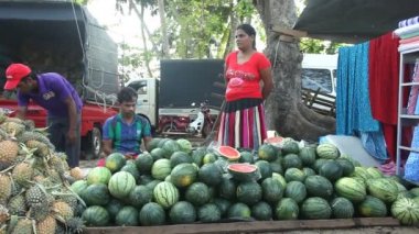 Ayakta ve meyve satan yerli