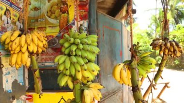 Yerel mağazada asılı muz