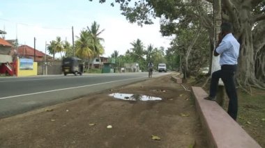 adam bir bisiklet üzerinde