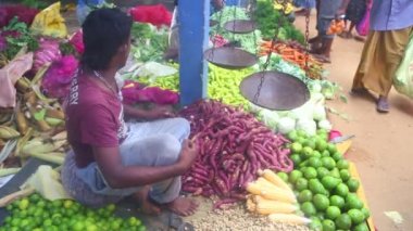 Oturma ve pazarda satan yerel adam