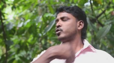 Yerel rehber farklı bitkilerin tıbbi yararı açıklayan