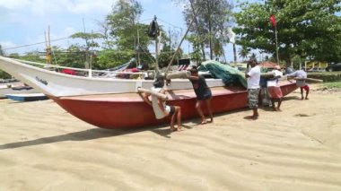 Balıkçı tekne iterek