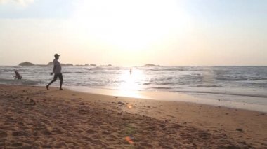 plaj ve okyanusta dışarı sıçramasına dalgalar