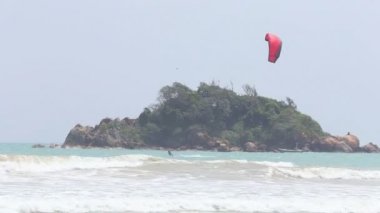 Dalgalar halinde atlama Kitesurfer