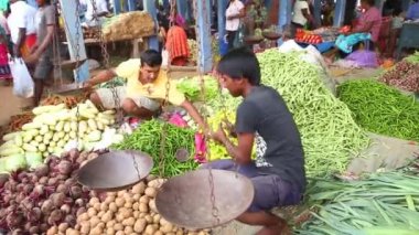 Sebze satan yerel genç adam