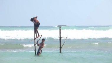 Bir olta kamışı oynayan genç erkek