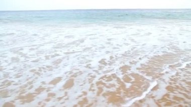 Dalgalar üzerinde beyaz kum yıkama