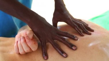 Sri Lankalı adam düşük geri masaj yağı beyaz adama veriyor