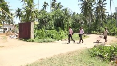 Site bina el arabası ile yerel inşaat işçisi.