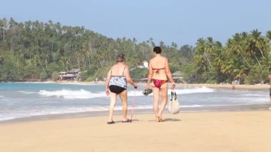 Mirissa bir plajda geçen insanlar ile görünümünü.