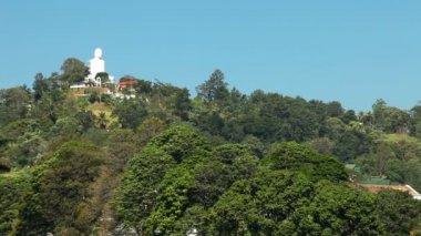 Kandy tepede Buda heykeli