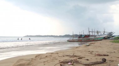 Weligama dalgalar zevk insanlarla Beach'de