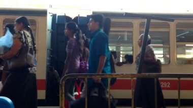 Geçen insanlar ile tren istasyonu