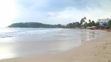 Sahilde fırtınalı ve bulutlu hava