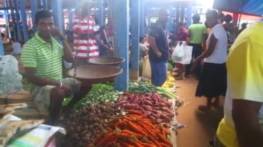 Yerel adam satan ve geçen insanlar