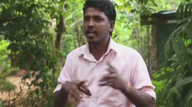 Yerel rehber farklı bitkilerin tıbbi yararı açıklayan