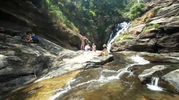 人们享受滨瀑布 — 图库视频影像