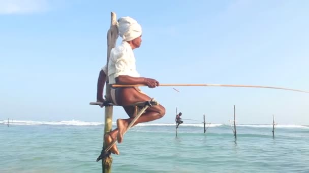 Pescador en una caña de pescar — Vídeos de Stock