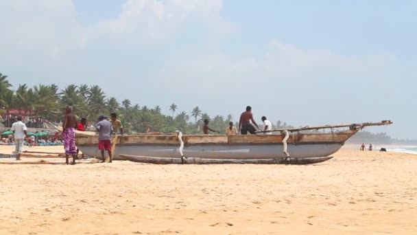 Hikkaduwa kumsalda çalışma balıkçılar — Stok video