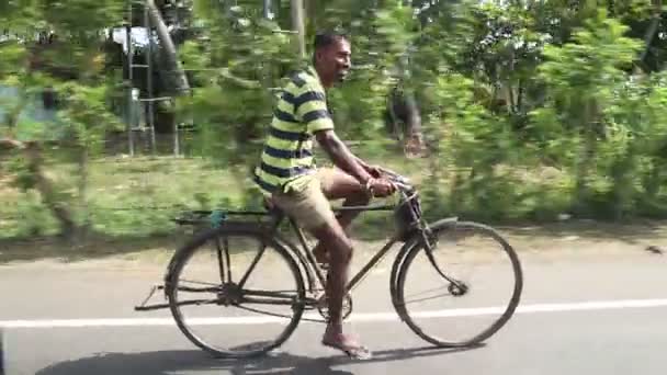 Lokale man fietsten — Stockvideo