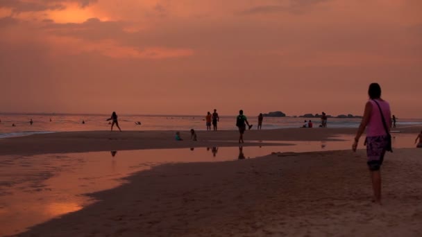 Hikkaduwa strand bij zonsondergang — Stockvideo