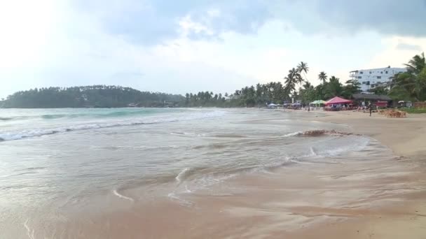 Stürmisches und bewölktes Wetter am Strand — Stockvideo