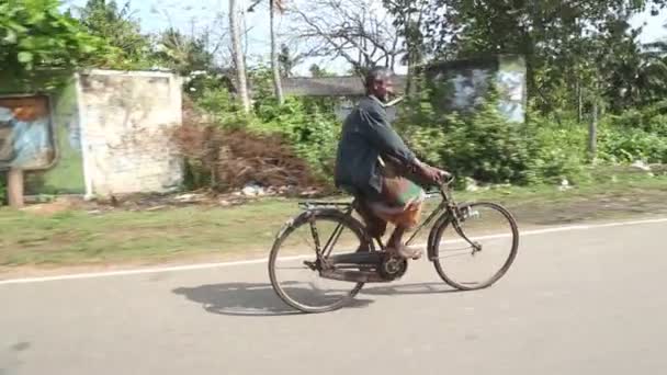 Einheimischer fährt Fahrrad in Weligama — Stockvideo