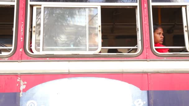 在一辆公共汽车在加勒的本地女孩 — 图库视频影像