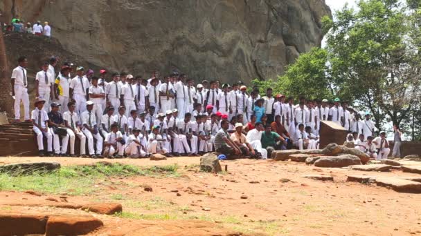 Niños de la escuela frente al Rock Fortres — Vídeos de Stock