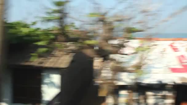 Vista de los suburbios costeros de Colombo desde el tren que pasa — Vídeo de stock