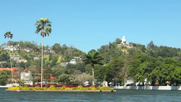 Kandy lago e estátua de buddha — Vídeo de Stock