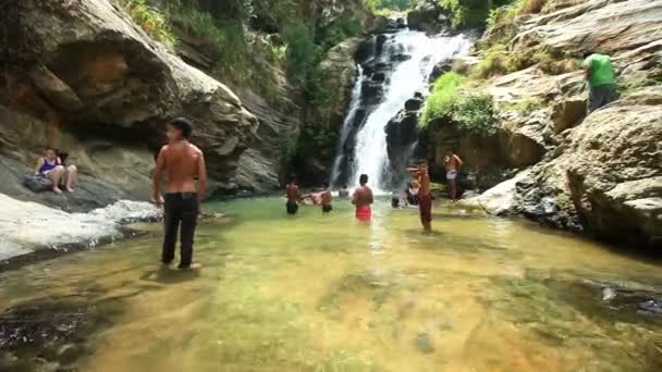 Gente disfrutando de las cataratas Ravana — Vídeo de stock