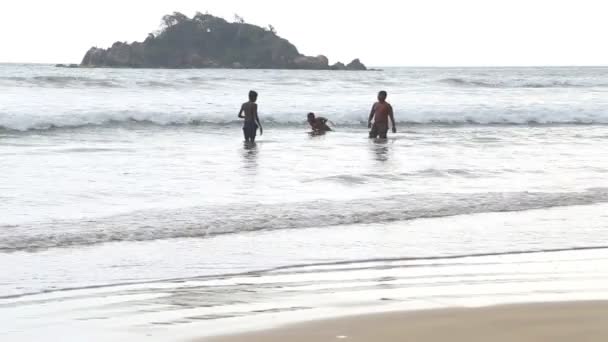 Uitzicht op de Oceaan in Weligama met lokale jongens genieten van de golven — Stockvideo