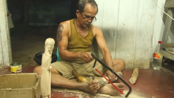 Скульптор работает в своем магазине — стоковое видео