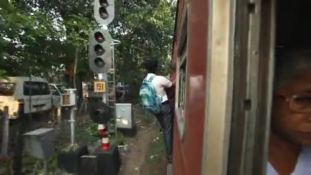 Homem pendurado fora do trem exterior — Vídeo de Stock