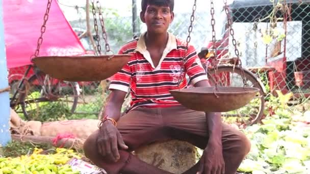 Man selling his produce at Hikkaduwa Sunday market — Stock Video