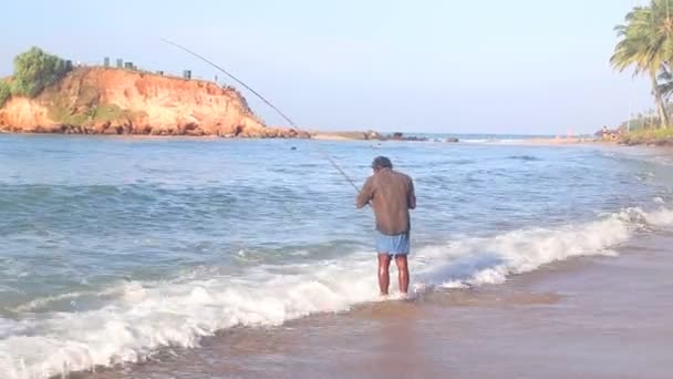 Pêcheur pêche avec canne — Video