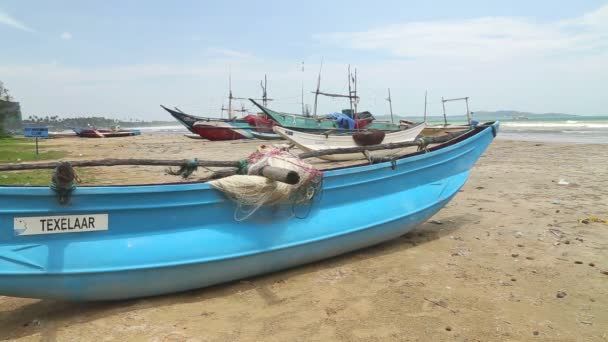 Houten vissersboten en netten — Stockvideo