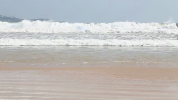 Vista de los surfistas en el océano en Weligama — Vídeos de Stock