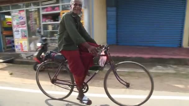 Lokale man fietsten — Stockvideo