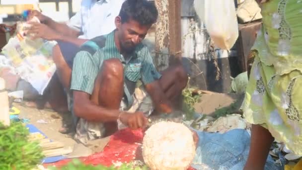 Lokale man zitten en snijden nangka — Stockvideo
