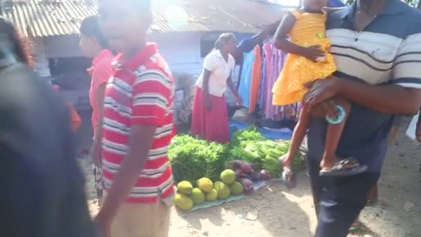 Местная продавщица и люди, проходящие мимо на рынке Хиккадува — стоковое видео