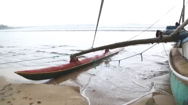 Båt på stranden i Weligama — Stockvideo