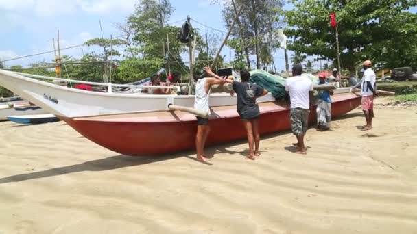 Pescadores empurrando barco — Vídeo de Stock