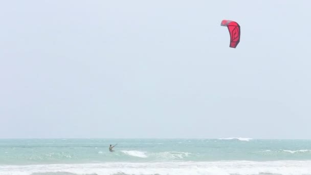 Kitesurfer saltando nas ondas — Vídeo de Stock