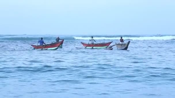 Vissers in oude traditionele boten in de zee — Stockvideo